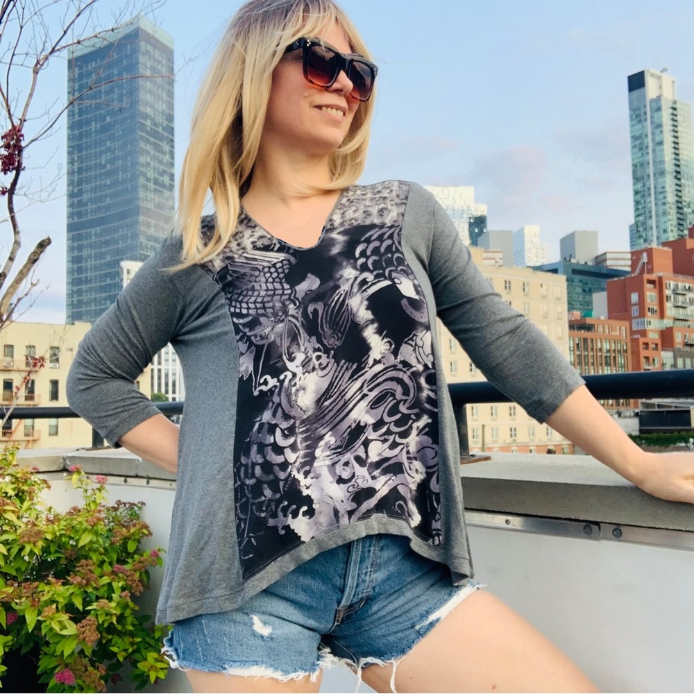 HARARI	Tops Silk Floral Abstract Tattoo Front V-Neck Stretch Gray Shirt Blouse - Picture 4 of 13